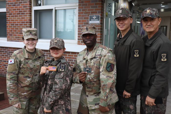 6일 육군수도군단 방공단 510방공대대에서 한미 장병들이 부대마크와 국기를 교환하며 기념촬영을 하고 있다. 부대 제공