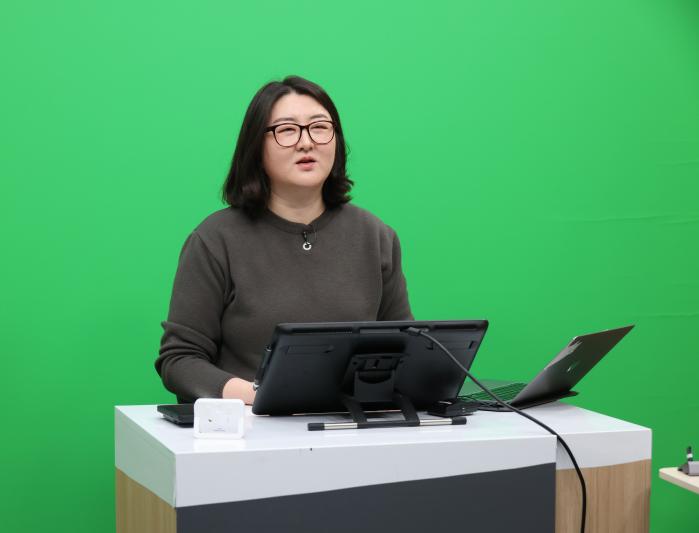 경희사이버대 네오르네상스관 글로벌 스튜디오에서 강의 영상 콘텐츠를 제작하는 모습.