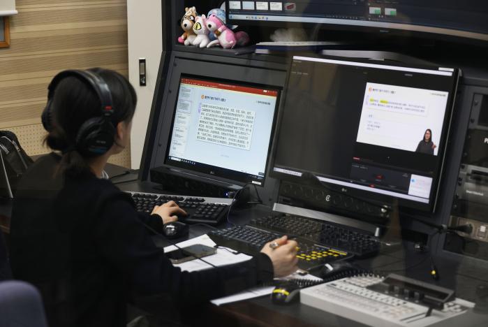 경희사이버대 네오르네상스관 글로벌 스튜디오에서 강의 영상 콘텐츠를 제작하는 모습.