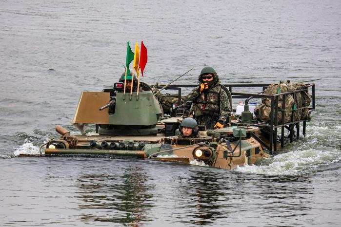 육군30기갑여단 쌍용대대 K200A1 장갑차가 장거리 기동·하천 도하 훈련 중 남한강을 강습 도하하고 있다. 부대 제공