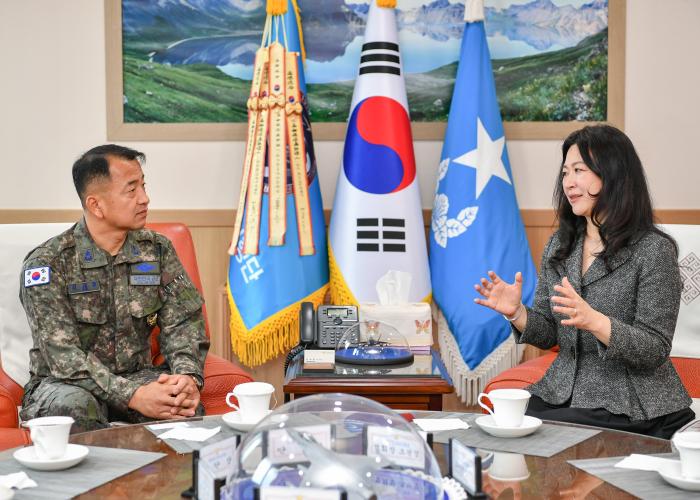 6일 김세훈(왼쪽) 공군19전투비행단장이 조현경 국제인성교육진흥협회장과 업무협약을 마친 뒤 장병 인성교육 발전방안을 논의하고 있다. 사진 제공=임선아 하사