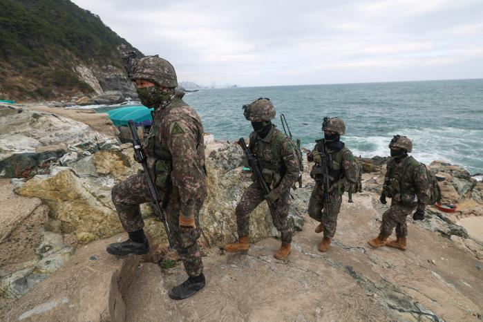 육군53보병사단 부산여단 17해안감시기동대대 장병들이 부산시 영도구 태종대 일대에서 해안선 수색정찰을 하고 있다. 부대는 6일 “통합방위 요소 등과 연계한 실전적인 작전·훈련으로 빈틈없는 경계태세를 유지하고 있다”고 밝혔다. 이윤청 기자