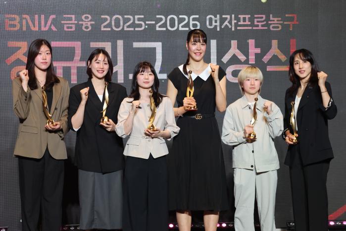 6일 서울 용산구 드래곤시티호텔에서 열린 BNK금융 2025-2026 여자프로농구 정규리그 시상식에서 베스트5 및 신인상 수상자들이 기념사진을 찍고 있다. 왼쪽부터 신인상 BNK 썸 김도연, 베스트5 포워드 부문 KB스타즈 강이슬, 가드 부문 KB스타즈 허예은, 센터 부문 KB스타즈 박지수, 가드 부문 BNK 썸 안혜지, 포워드 부문 우리은행 김단비. 연합뉴스