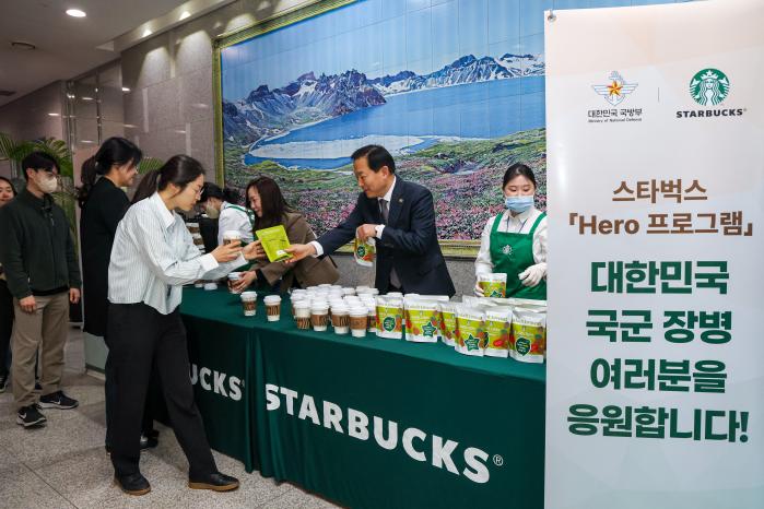 이두희(오른쪽 둘째) 국방부 차관과 이수연(오른쪽 셋째) 스타벅스코리아 전략기획본부장이 6일 서울 용산구 국방부에서 업무협약을 체결한 뒤 장병·직원들에게 커피와 다과를 나눠주고 있다. 한재호 기자