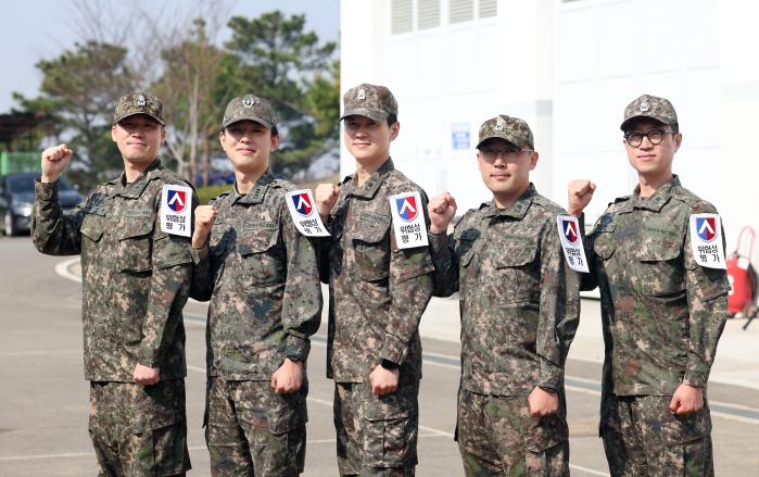 ‘더 안전한 내일의 날’ 선포식에서 안전전문평가단으로 임명된 장병들.