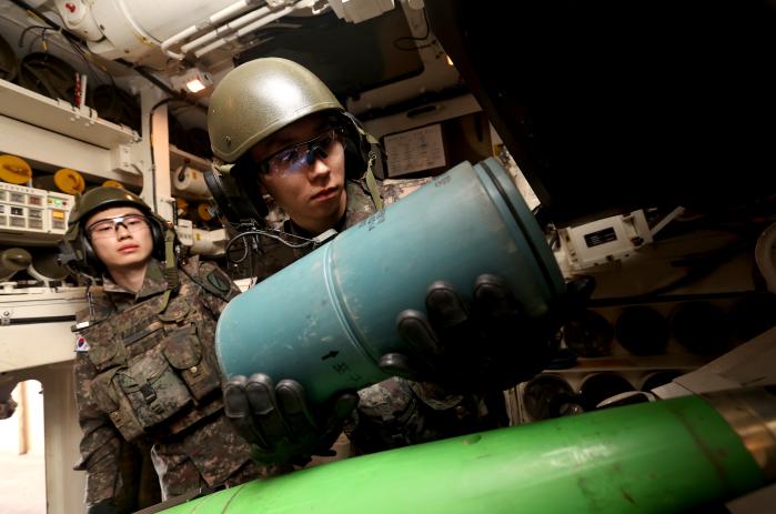 안전이 확보된 K9A1 자주포 포상에서 장병들이 비사격 절차 훈련을 하고 있다.
