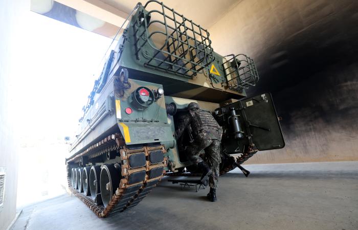 안전이 확보된 K9A1 자주포 포상에서 장병들이 비사격 절차 훈련을 하고 있다.