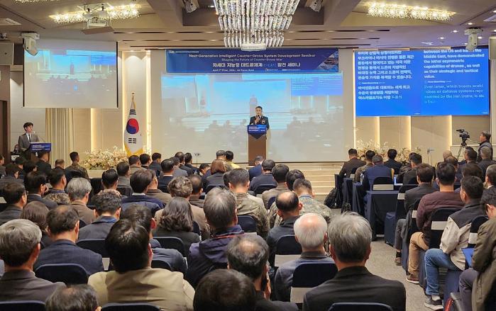 7일 서울 영등포구 공군호텔에서 열린 ‘차세대 지능형 대드론 체계 발전 세미나’에 참석한 강관범 육군교육사령관이 축사를 하고 있다. 부대 제공