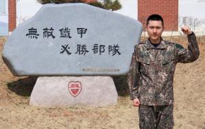 휴가 중 택시기사를 폭행하고 달아나던 피의자를 붙잡은 육군30기갑여단 비호대대 조석현 일병이 파이팅을 외치고 있다. 부대 제공