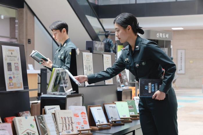 육사 생도들이 ‘2026년 독서문화 활성화 주간’을 맞아 도서관 로비에 전시 중인 책을 둘러보고 있다. 사진 제공=신동엽 상병