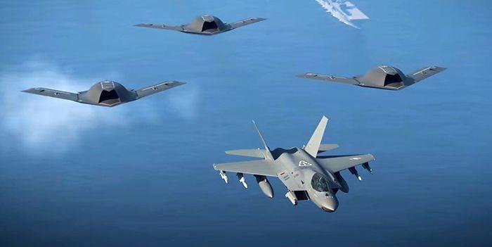 한국형 전투기 KF-21(앞쪽)이 국산 스텔스 무인전투기(UCAV) 3대와 함께 편대비행하는 모습을 구현한 컴퓨터 그래픽. 방위사업청 제공