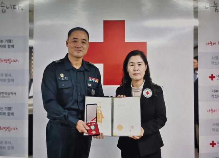 육군53보병사단 부산여단 서일범(왼쪽) 예비군지휘관과 대한적십자사 박선영 사무처장이 기념사진을 찍고 있다. 부대 제공