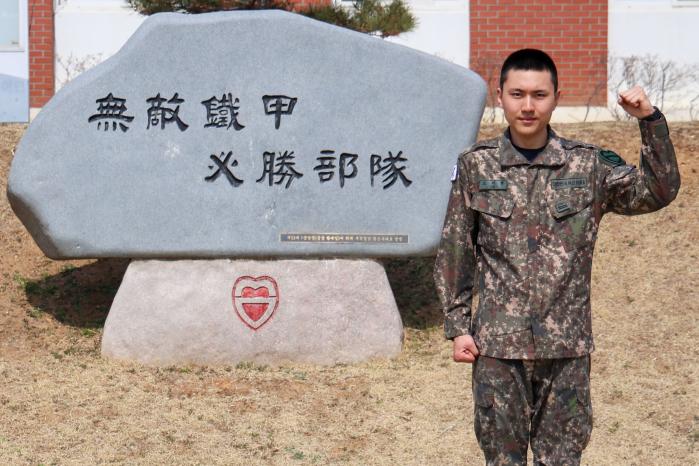 휴가 중 택시기사를 폭행하고 달아나던 피의자를 붙잡은 육군30기갑여단 비호대대 조석현 일병이 파이팅을 외치고 있다. 부대 제공