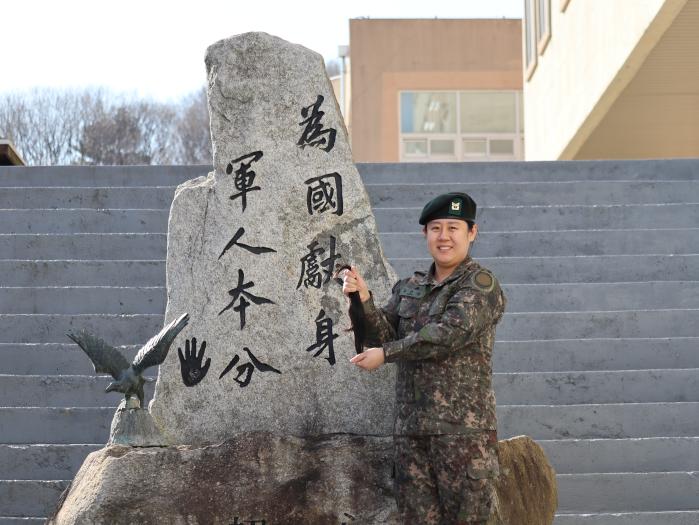 육군15보병사단 독수리여단 최수경 중사가 기부할 모발을 들어 보이고 있다. 부대 제공