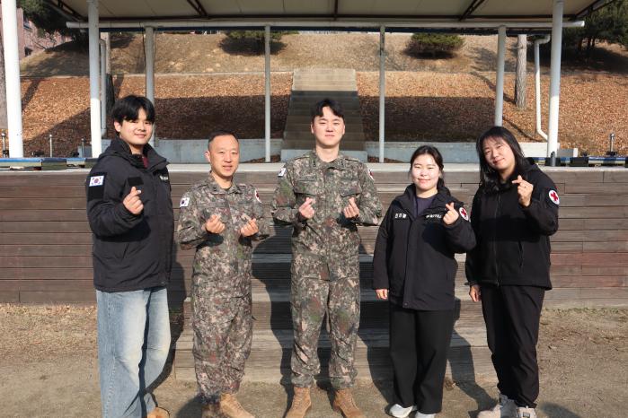 육군55보병사단 용성여단 의무중대원들. 왼쪽부터 진호영 응급구조담당관, 이상원 의무행정보급관, 한인준 의무중대장, 최하늘·윤은정 응급구조담당관. 부대 제공
