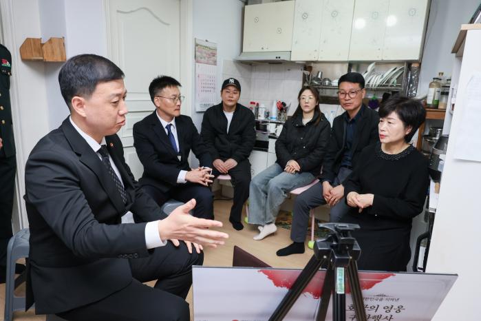 김성환(맨 왼쪽) 국유단장 직무대리가 7일 고 전승남 이등중사의 ‘호국의 영웅 귀환’ 행사에서 유가족에게 고인의 유해발굴 경과를 설명하고 있다. 부대 제공