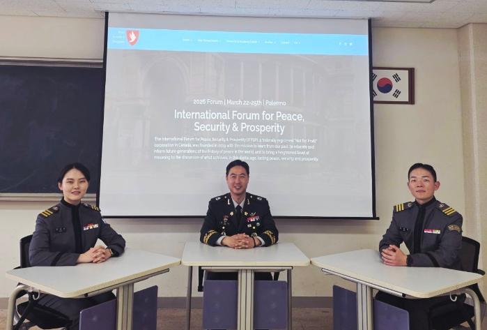 이탈리아 팔레르모에서 열린 ‘제6회 국제 평화·안보·번영 포럼’에 참가한 육군사관학교 이서진·이창민 생도와 이들을 지도한 김상수 국어철학과장이 기념촬영을 하고 있다. 부대 제공