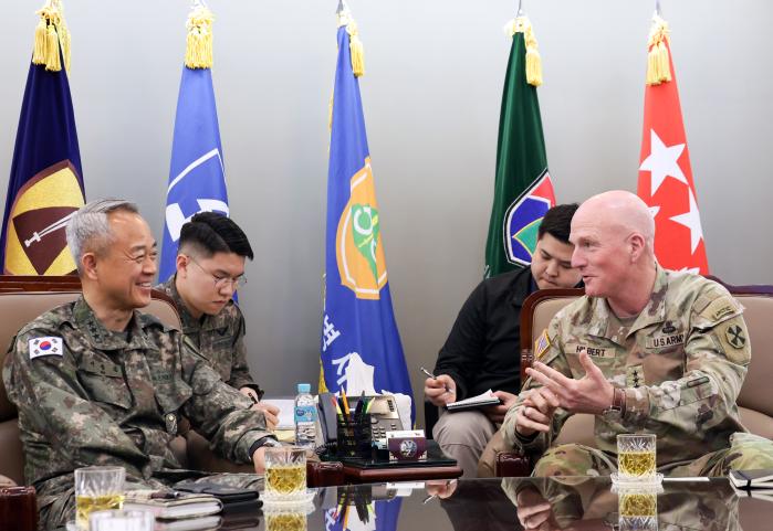 어창준(왼쪽) 육군수도방위사령관이 7일 조셉 힐버트 주한미8군사령관과 전시 임무수행에 필요한 협력방안을 논의하고 있다. 부대 제공