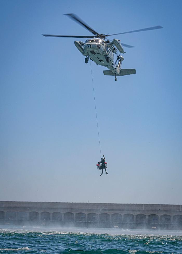 7일 열린 급속강하 침투 및 항공구조훈련에서 해군기동함대 2구조작전중대 장병이 헬기에 호이스트를 연결해 하강하며 조난자에게 접근하고 있다. 사진 제공=신연주 상사