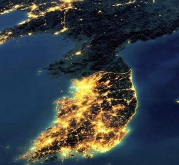 북한이 인공지능과 같은 첨단 과학기술을 발전시키기 위해선 전력 문제 등 넘어야 할 산이 많다. 일론 머스크 테슬라 최고경영자가 SNS ‘X’에 올린 한반도 야간 위성 사진. 남북한의 밝기 차이가 극명한 대조를 이룬다. 사진=X 캡처