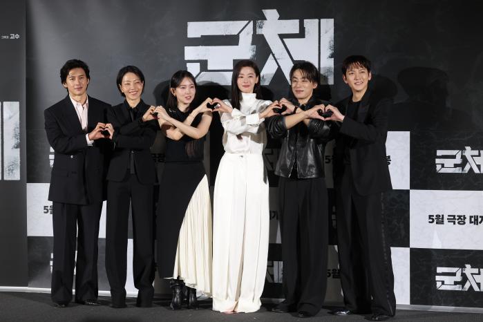 6일 서울 CGV 용산아이파크몰에서 열린 영화 ‘군체’ 제작보고회에서 배우들이 포즈를 취하고 있다. 왼쪽부터 고수, 김신록, 신현빈, 전지현, 구교환, 지창욱. 연합뉴스