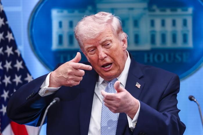 도널드 트럼프 미국 대통령이 6일(현지시간) 백악관에서 열린 중동 전쟁 관련 기자회견 도중 총을 겨누는 시늉을 하고 있다. AP·연합뉴스