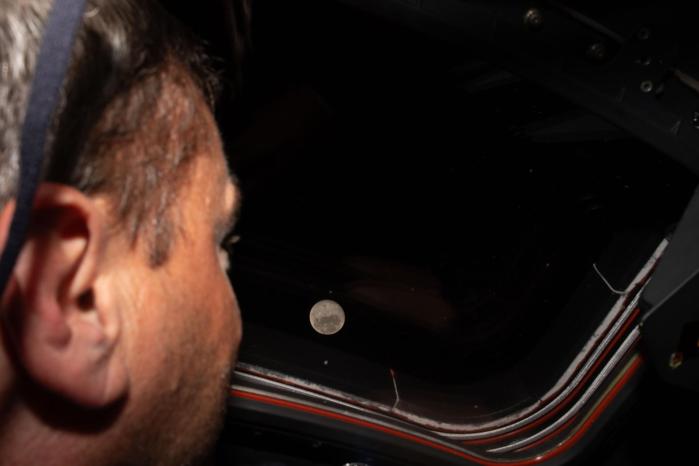 인류 최초 달 뒤편 직관 6일(현지시간) 미국 항공우주국 우주비행사이자 아르테미스 2호의 지휘관 리드 와이즈먼이 오리온 우주선의 창문 밖으로 달을 바라보고 있다. 신화·연합뉴스