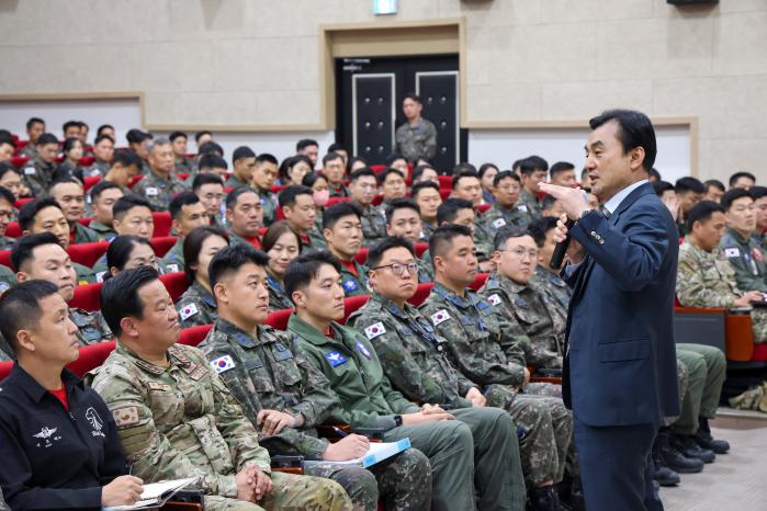 안규백 국방부 장관이 7일 공군8전투비행단을 방문해 공군 전 대대장을 대상으로 지휘역량 강화 특별강연을 하고 있다.