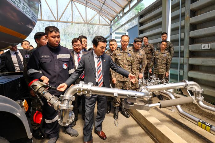 안규백 장관이 비행단 유류 저장시설에서 운영현황과 에너지 절감 추진상황을 점검하고 있다.