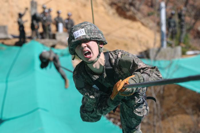 유격훈련에 임하는 장병들의 움직임은 거침이 없었다. 외줄타기 막바지에 젖먹던 힘을 쥐어짜고 있는 한 장병의 모습.