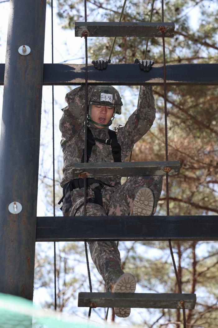 고층사다리 오르기 과제를 수행하는 모습.