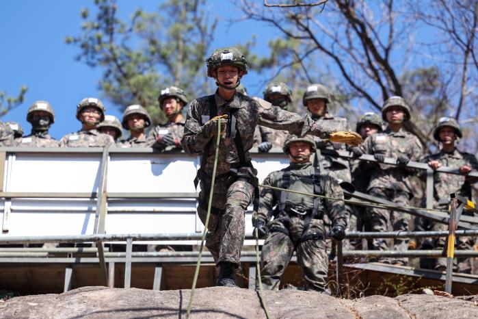‘하강 준비 끝’ 보고를 하고 있는 장병.