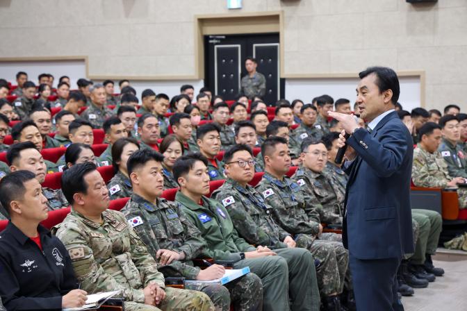 안규백 국방부 장관이 7일 공군8전투비행단을 방문해 공군 전 대대장을 대상으로 지휘역량 강화 특별강연을 하고 있다.