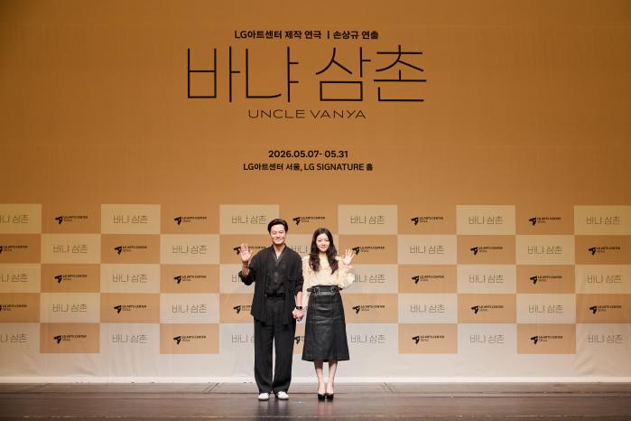 7일 연극 ‘바냐 삼촌’ 제작발표회에서 배우 이서진(왼쪽)과 고아성이 포즈를 취하고 있다. 사진=LG아트센터