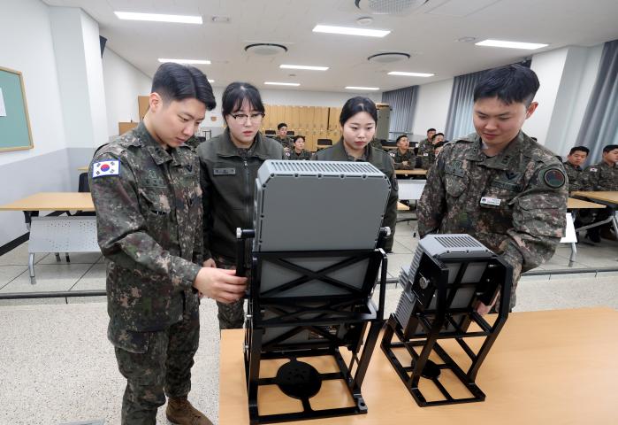 육군방공학교 대위·신임장교 지휘참모과정 교육생들이 대드론 장비에 대한 설명을 듣고 있다.