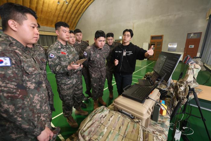 육군방공학교 대위·신임장교 지휘참모과정 교육생들이 대드론 장비에 대한 설명을 듣고 있다.