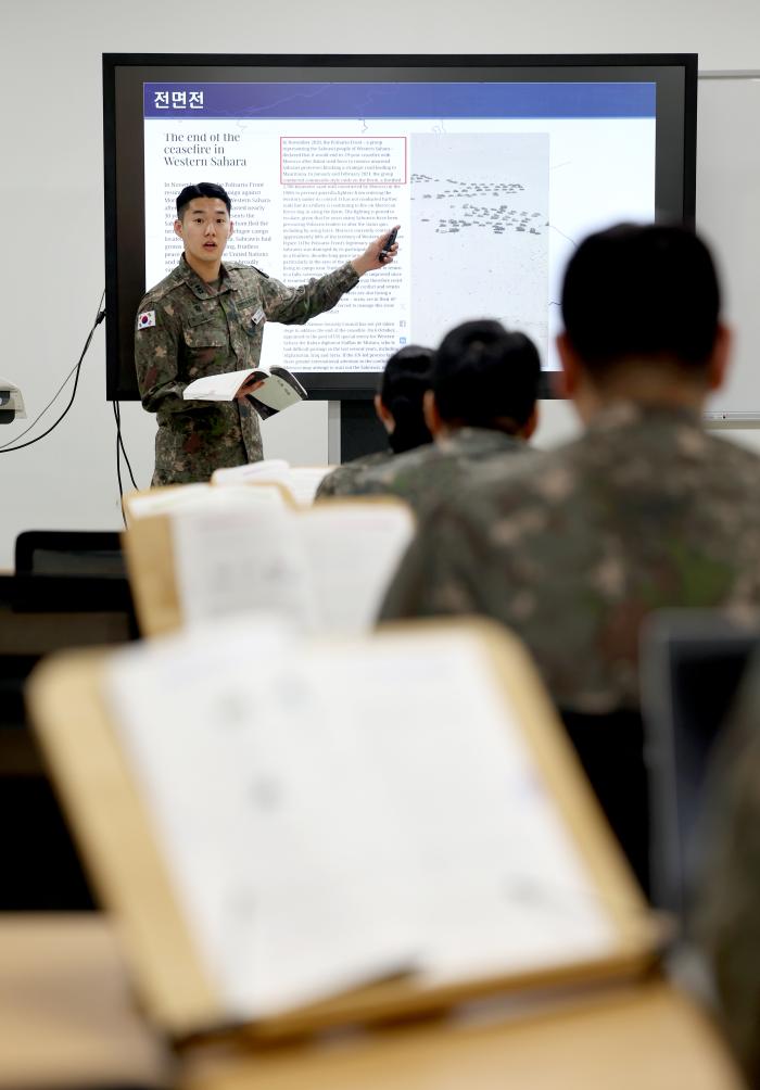 육군방공학교 대위 지휘참모과정 교육생이 지난달 31일 대드론작전 수행체계 수업 중 발표하고 있다. 방공학교는 대위 지휘참모과정을 시작으로 모든 방공 병과 보수과정에 대드론 교육을 반영하고 있다.