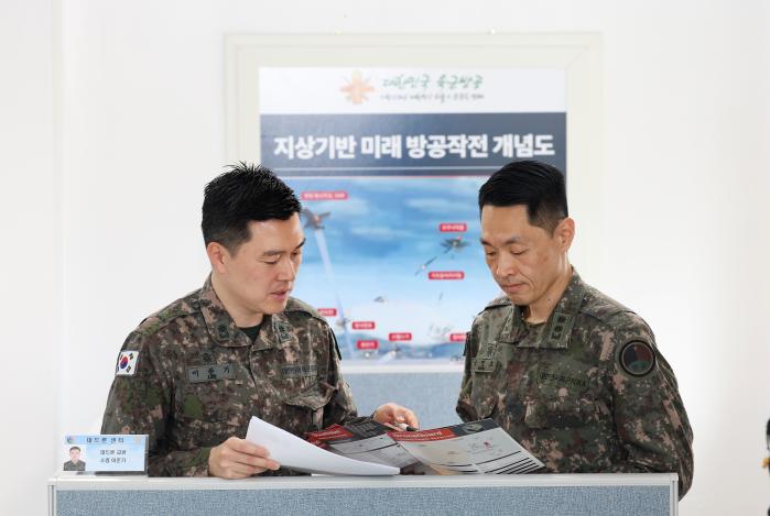 국명호(오른쪽) 대드론계획장교와 이준기 전술학 교관이 방공학교 대드론센터 운영 관련 논의를 하고 있다.