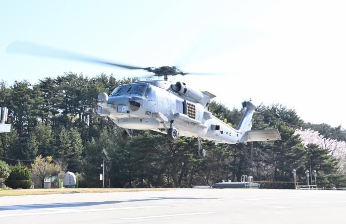 해군1함대 MH-60R 시호크 해상작전헬기가 8일 첫 해상 초계 임무 수행을 위해 이륙하고 있다. 부대 제공