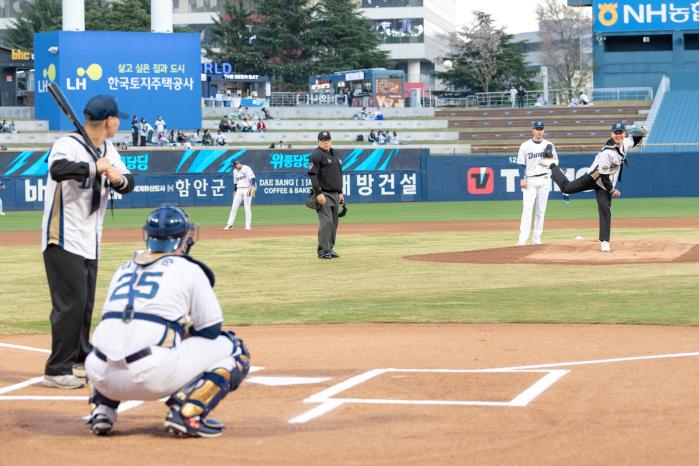 해군교육사령부 리더십센터 서승우(시구자) 병장과 근무지원전대 김도완(시타자) 일병이 7일 창원NC파크에서 치러진 LG 트윈스와 NC 다이노스의 경기에서 시구와 시타를 하고 있다. 사진 제공=홍성민 중사