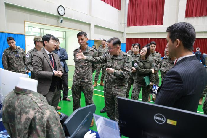 김용태 국군지휘통신사령관 등 관계자들이 8일 EMS 장비·기술들을 살펴보고 있다. 부대 제공