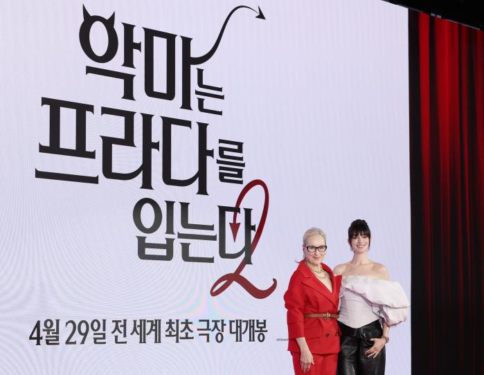 배우 메릴 스트리프(왼쪽)와 앤 해서웨이가 8일 서울 종로구 포시즌스호텔에서 열린 영화 ‘악마는 프라다를 입는다2’ 기자간담회에서 포즈를 취하고 있다. 연합뉴스