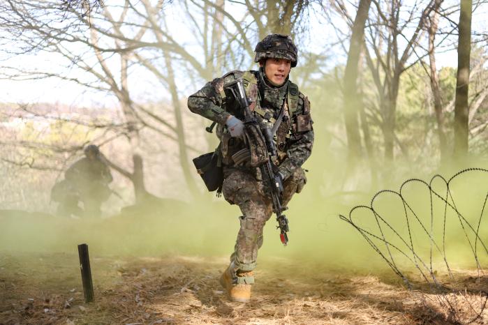 육군부사관학교가 육군과학화전투훈련단에서 시행한 종합전투훈련에서 25-3기 초급리더과정 교육생이 분소대 전투를 하고 있다. 부대 제공