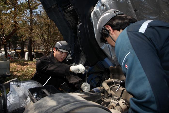 육군50보병사단이 8일 실시한 전장순환통제·이동부대지원센터 운용 훈련 중 참가자들이 전방으로 이동하는 차량을 긴급 정비하고 있다. 사진 제공=윤우경 중사