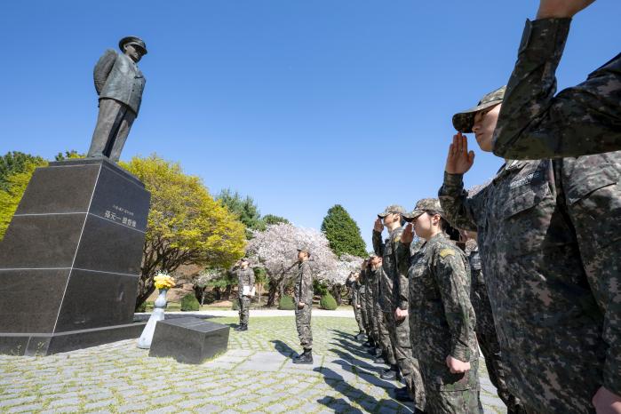국립목포해양대학교 해군 학군사관 후보생들이 손원일 제독 동상에 참배하고 있다. 사진 제공=홍성민 중사