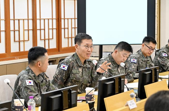 김규하(왼쪽 둘째) 육군참모총장이 8일 육군본부에서 미 NTC 연합 소부대 훈련 참가 장병들과 토의하고 있다. 육군 제공