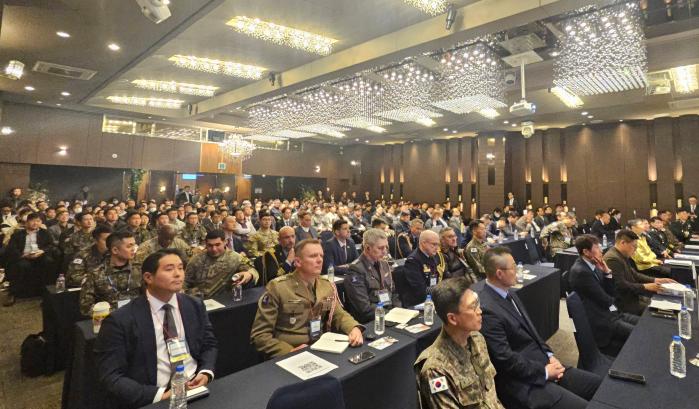 7일 서울 영등포구 공군호텔에서 열린 ‘차세대 지능형 대드론체계(C-UAS) 발전 세미나’ 참석자들이 발표를 경청하고 있다. 한국국방마이스연구원 제공