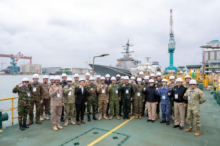 25개국 30여 명의 주한 무관단이 HD현대중공업을 방문해 함정 건조 역량을 확인한 뒤 기념사진을 찍고 있다. HD현대중공업 제공