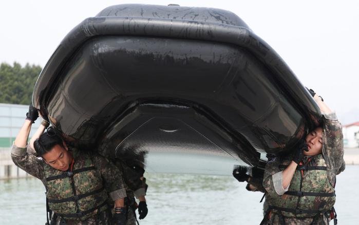 100㎏ 넘는 공격단정을 옮기는 생도들. 김병문 기자