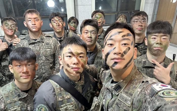 훈련일정 후 기념촬영하는 육사 생도들.